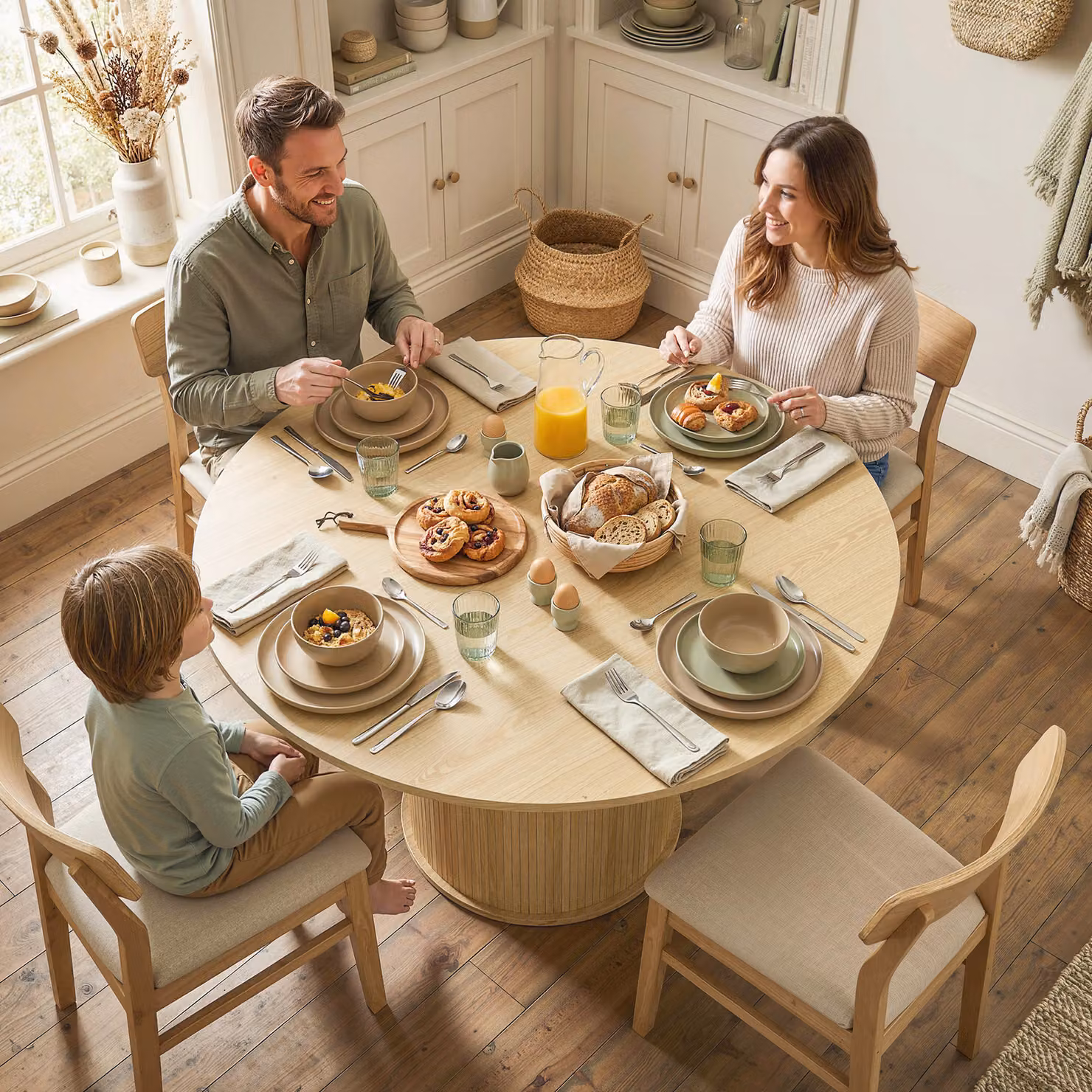 Tavolo rotondo da cucina HOMCOM in legno naturale con base cilindrica cannelata per 5 persone, L: 120 cm, P: 120 cm, H: 75 cm – 2