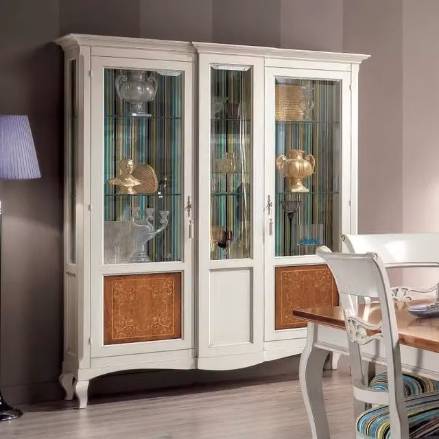 Vetrina classica Mobili 2G in legno con intarsio floreale e ante in vetro bianco shabby L: 163 cm, P: 45 cm, H: 207 cm – 3