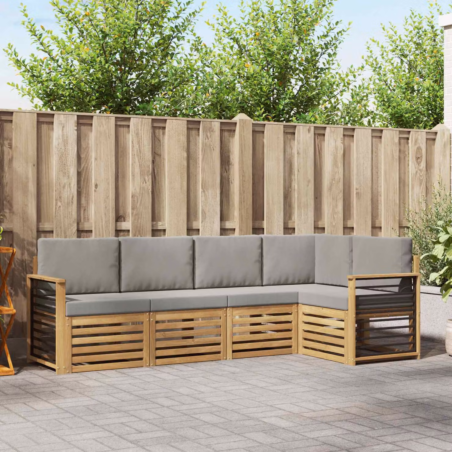 vidaXL Set di divani da esterno a L in legno di acacia con cuscini, Bianco e Grigio