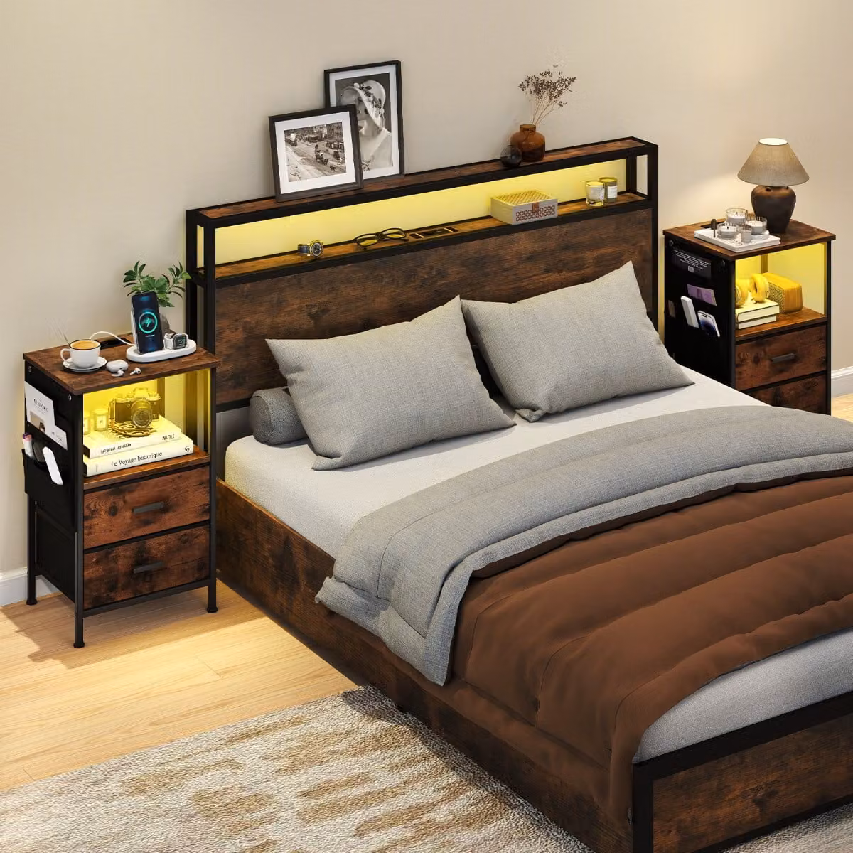 Set di 2 comodini industriali Costway marroni con stazione di ricarica, 2 cassetti e 6 tasche laterali per camera da letto