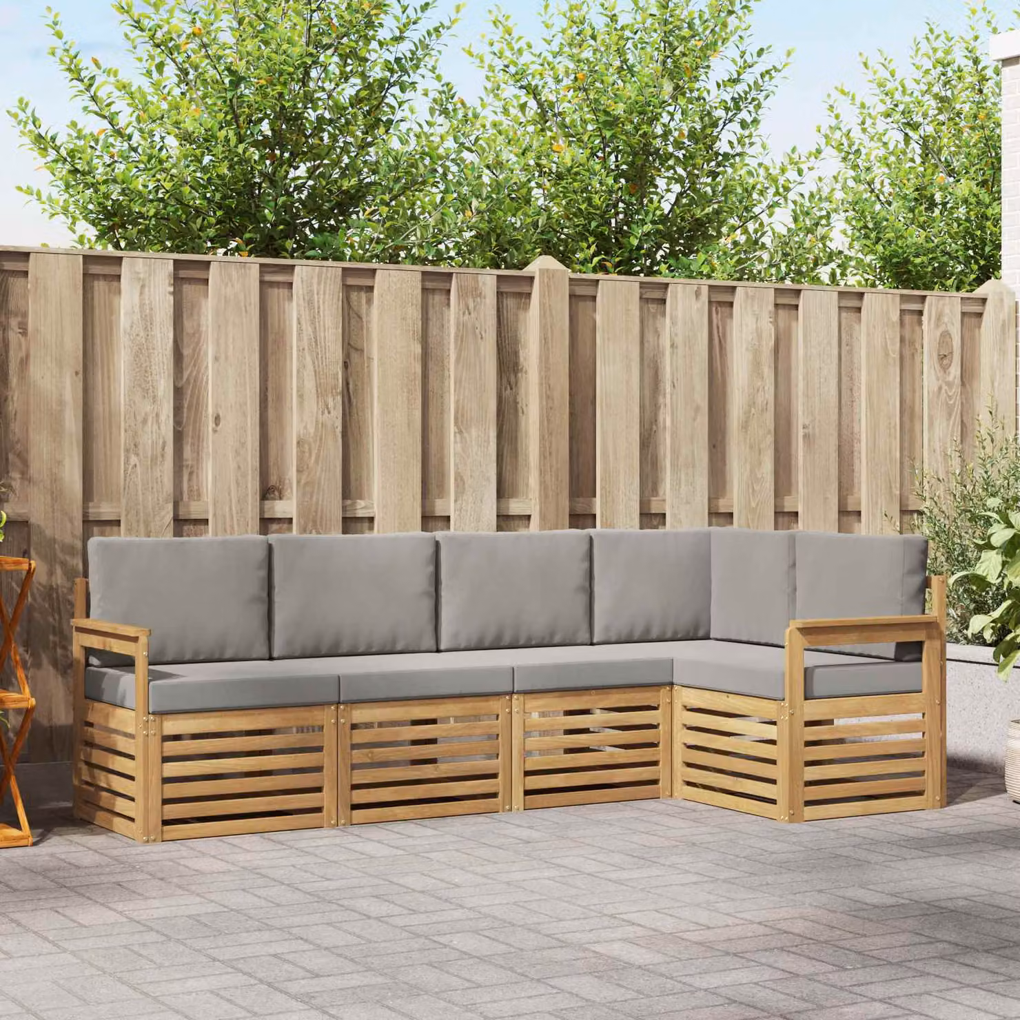vidaXL Set di divani da esterno a L composto da 5 pezzi in legno di acacia con cuscini bianchi e grigi