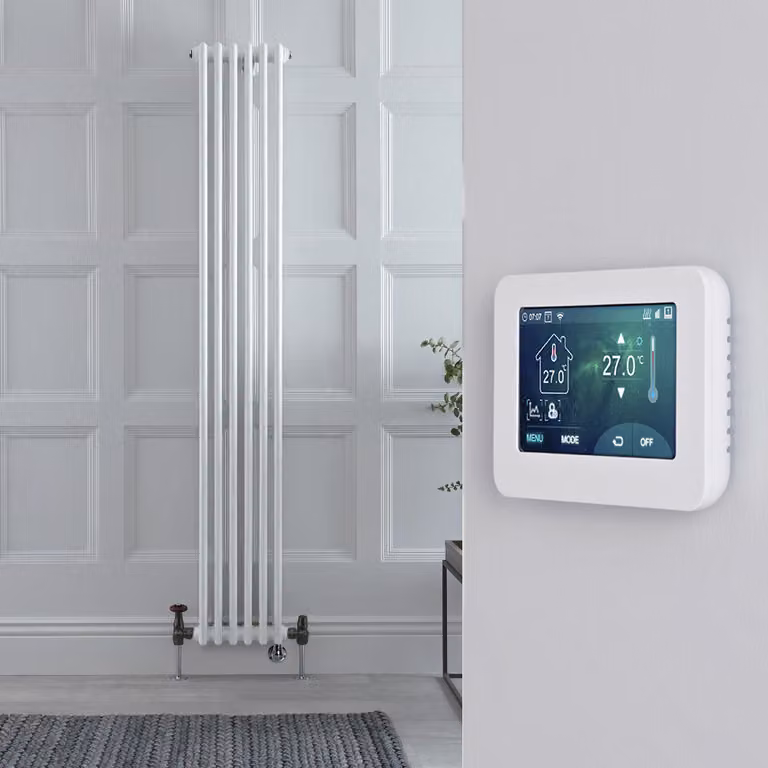 Radiatore Verticale Triplo Regent Bianco con Valvole Effetto Ottone Anticato, Termostato WiFi e Display Touchscreen, H: 180 cm, L: 29 cm