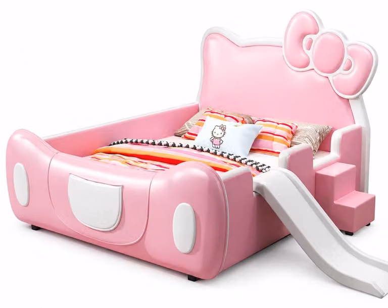 Letto per bambini rosa con scaletta e scivolo. Letto a tema Hello Kitty per bambine