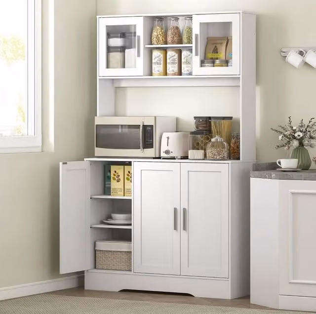 Credenza da cucina bianca in MDF e truciolato con 4 armadietti, ripiani regolabili e ante in vetro temperato, design scandinavo, 108x35x180 cm