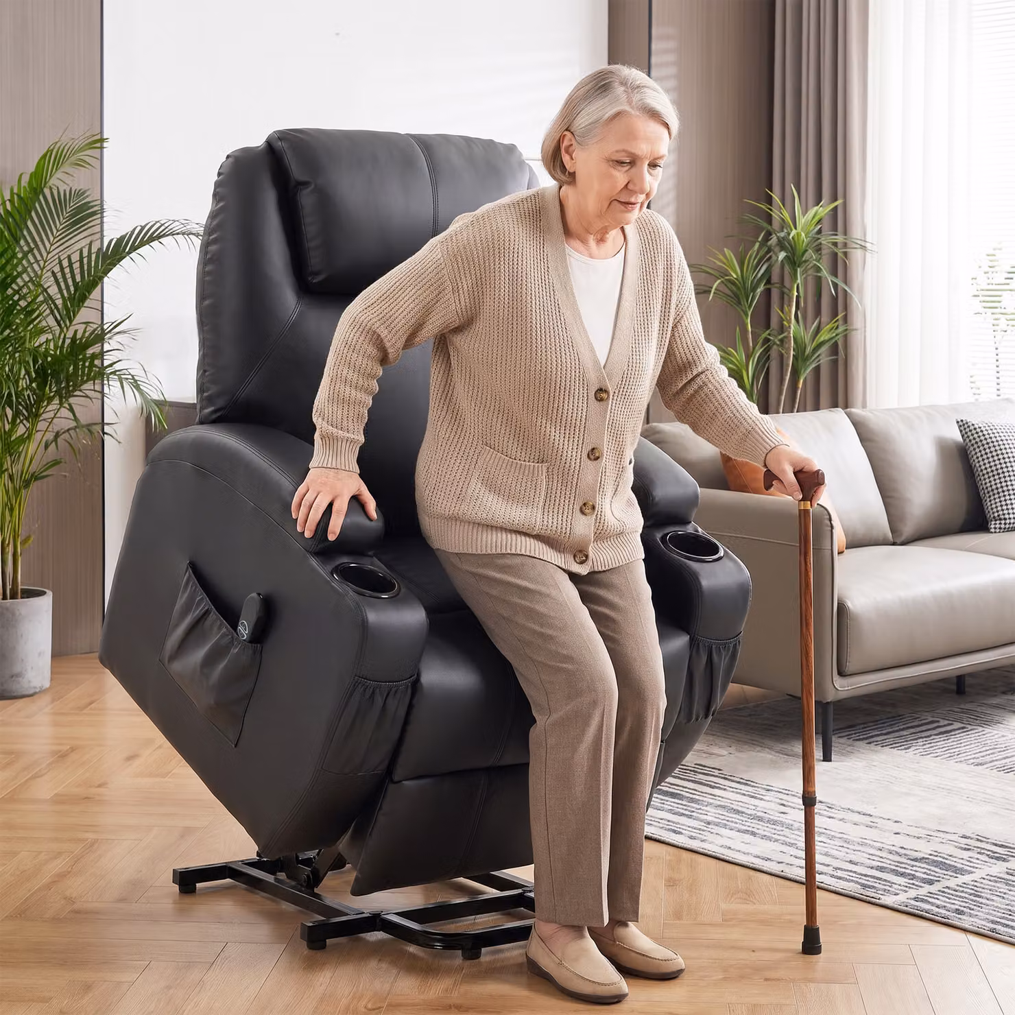 Poltrona relax elettrica HOMCOM con funzione alzapersone, reclinabile, porta USB e telecomando, in ecopelle nera – 2