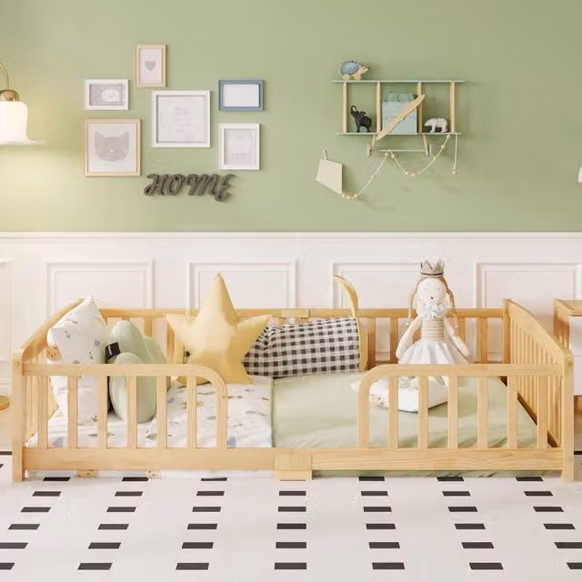 Letto da terra Minimal in legno di pino naturale con ringhiere di sicurezza per bambini L/P: 140 x 200 cm