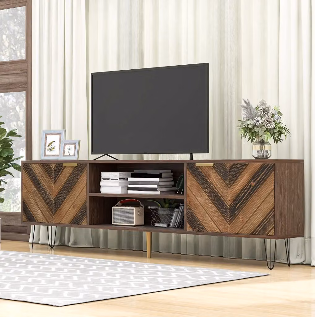 Mobile TV basso MODFU in legno naturale e metallo marrone con 2 ante e griglie dorate L: 155 cm, P: 38 cm, H: 48 cm – 2