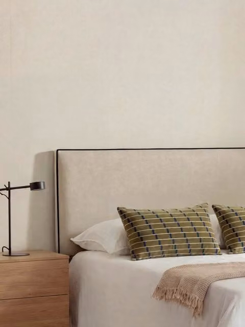 Testiera imbottita moderna Kenay Home beige con bordo nero per camera da letto