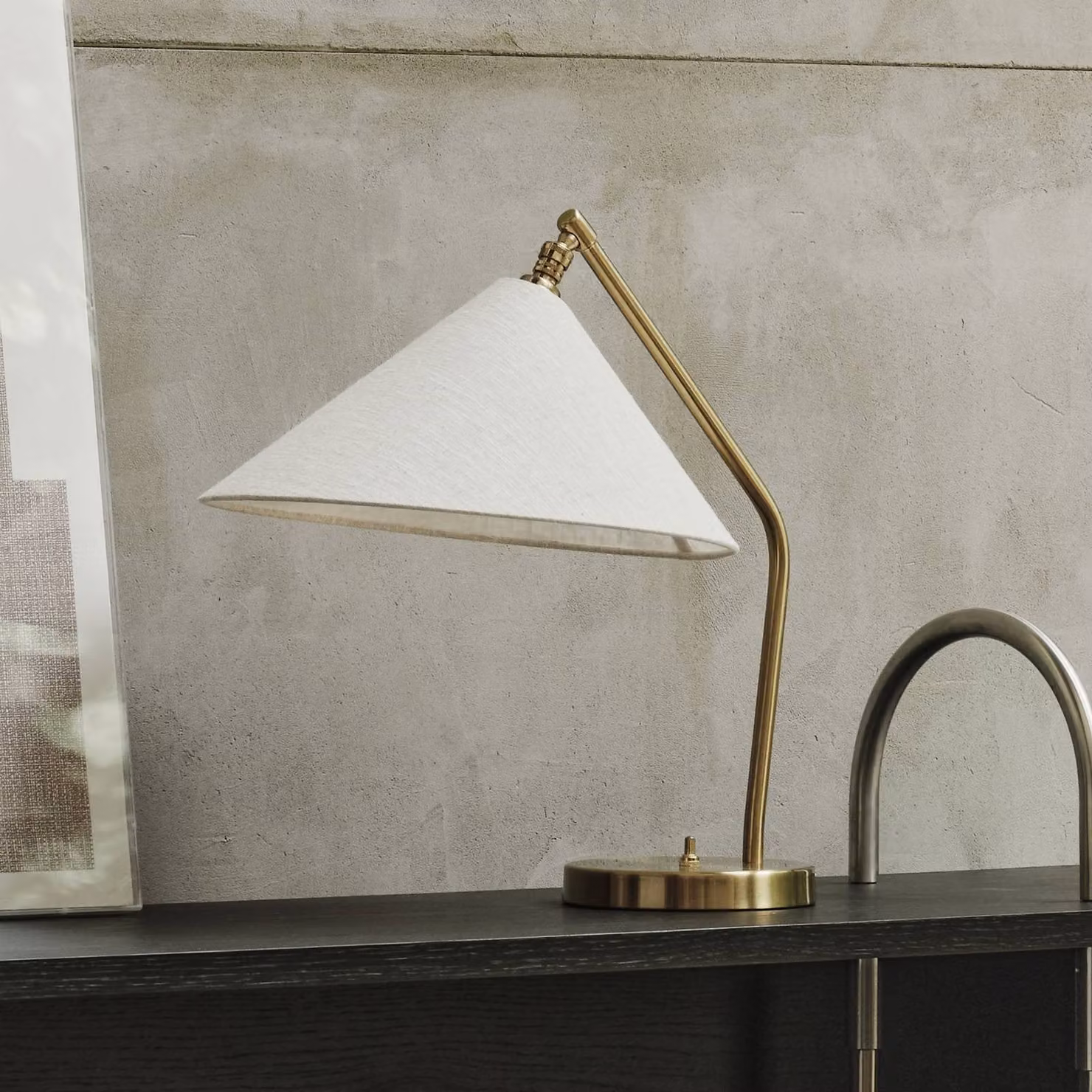GUBI Lampada da tavolo di design Gräshoppa, Alluminio / Grigio / Zincato, Soggiorno / Sala da pranzo, Tessuto / Stoffa / Seta, Design, Lampada da tavolo