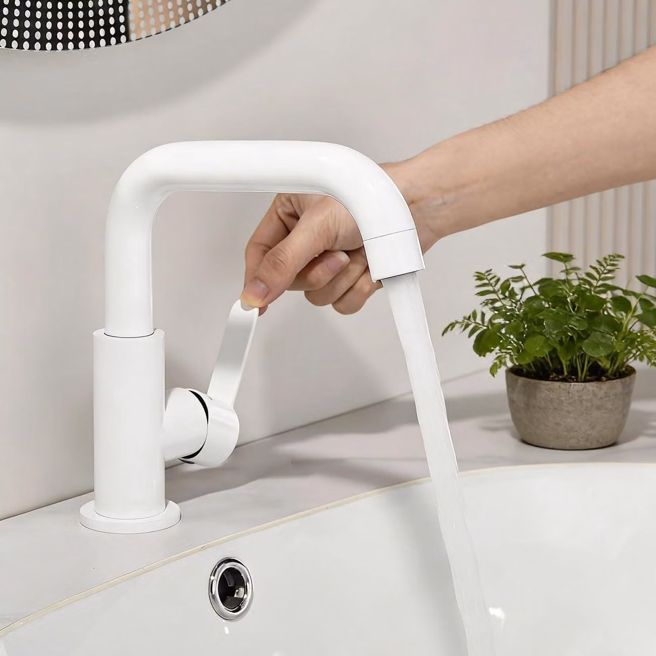 Rubinetto per lavabo con rotazione a 360° e aeratore removibile