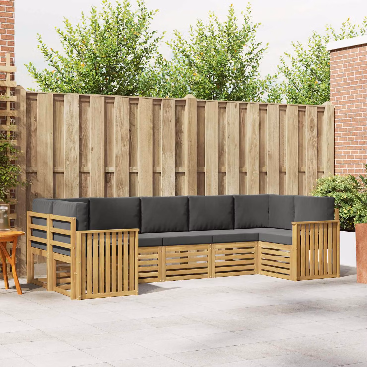 Set di divani da esterno vidaXL a forma di L composto da 7 pezzi in legno di acacia con cuscini bianchi e antracite