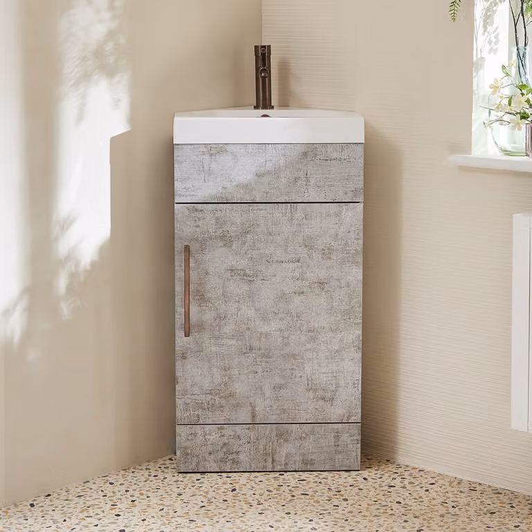 Mobile Bagno a Terra Angolare Grigio Cemento da 450mm con Lavabo e Maniglia con Barra a T in Bronzo Spazzolato - Cluo