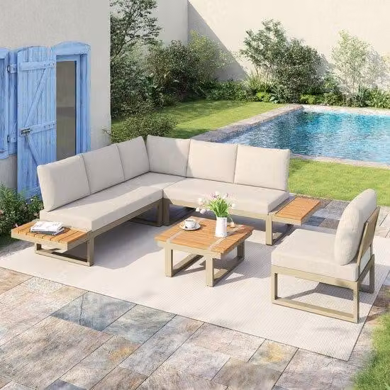 Set di mobili da giardino, composto da 2 poltrone reclinabili, disposizione ad angolo, con funzione di inclinazione regolabile (5 posizioni, fino a 55°), tubi in ghisa, piano del tavolo in legno sintetico, con tavolino da salotto con piano in legno, beige
