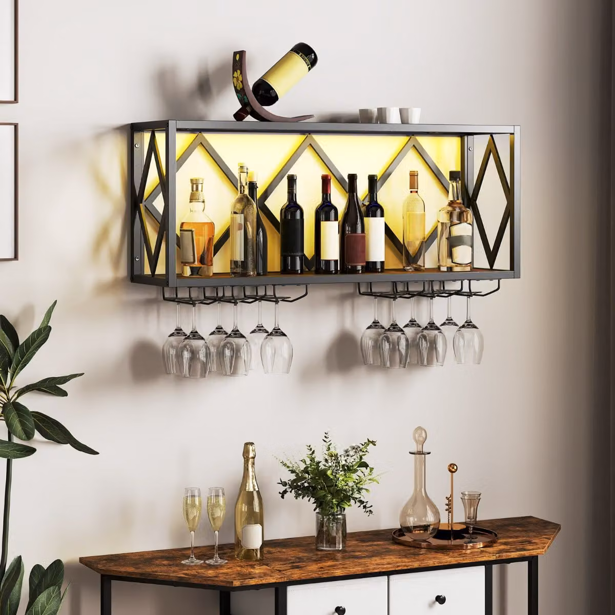 Mensola espositiva da parete Costway in metallo con portabottiglie, 6 portabicchieri e striscia LED a 16 colori, stile industriale Marrone e Nero