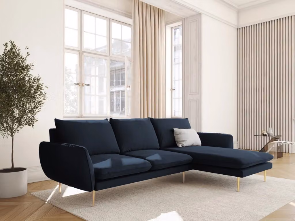 Divano angolare destro Vienna di Cosmopolitan Design in velluto blu con dettagli oro, 5 posti, L 255 cm x P 170 cm x H 95 cm – 2