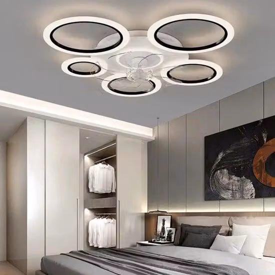 Ventilatore moderno con sistema di oscuramento per finestre, dotato di 5 pale, con funzione di regolazione dell'intensità, telecomando, colore nero o bianco