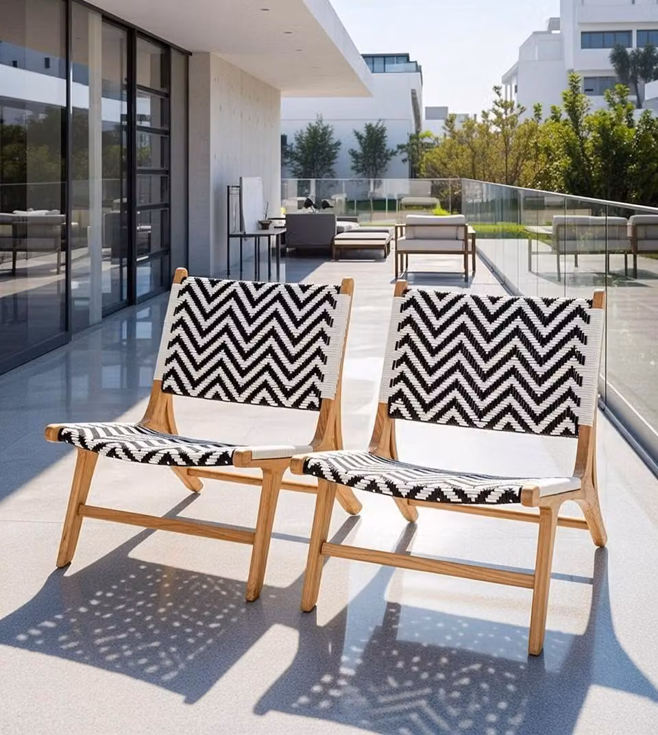 Elegante sedia da giardino in bianco e nero con struttura in legno e intreccio