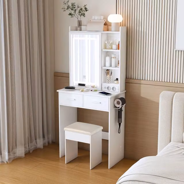 Toeletta con illuminazione LED regolabile; 2 cassetti; ripiani aperti; USB; prese e sgabello; MDF bianco
