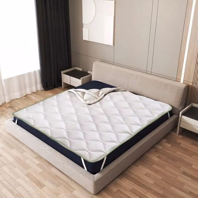 Topper Rinfrescante Matrimoniale The White Stone Bianco con Tecnologia Cooler e Proprietà Ortopediche, Altezza: 4 cm, L/P: 170 x 190 cm