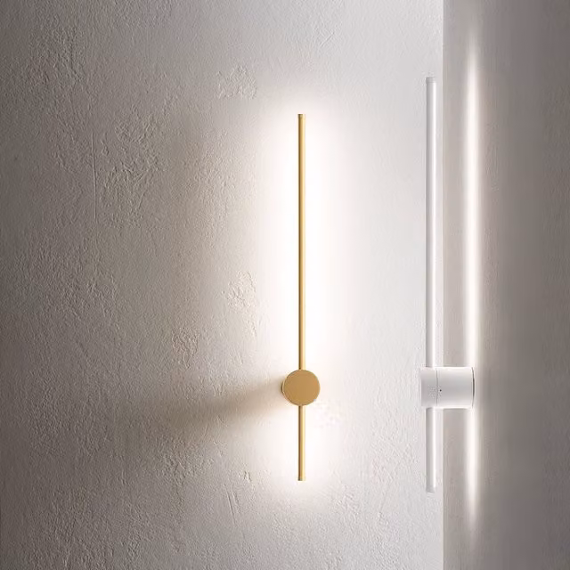 Applique a parete LED Enila Gea con design moderno, luce bianca calda 3000K, dimmerabile, finitura oro spazzolato