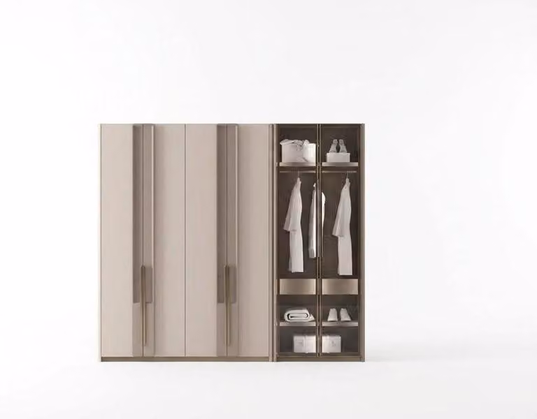 Armadio moderno con ante beige e ripiani aperti, ideale per la camera da letto