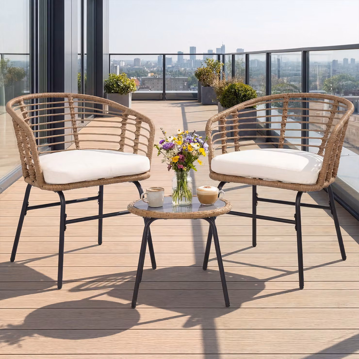 Set salotto da esterno Costway in rattan marrone con piano in vetro temperato e cuscini beige, composto da 3 pezzi con 2 poltrone per giardino o balcone