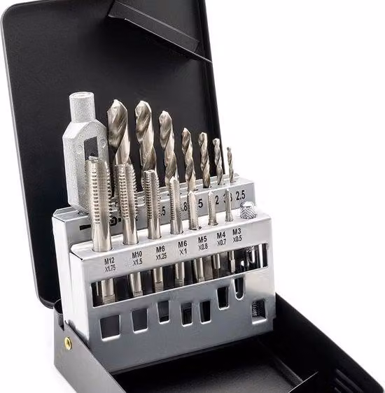 Set di maschi elicoidali Unyqoos® BAER per filettature HSSG M3–M12 – include maschi elicoidali e trapani a tazza da 2,5–10,2 mm, chiave regolabile per maschi, valigetta in metallo, conformità ISO2/6H
