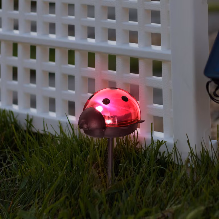Lampada da giardino a LED alimentata a energia solare – Lampada decorativa a forma di coccinella per esterni – 1 LED bianco freddo – 75 x 60 x 156 mm – con picchetto – accensione/spegnimento automatico – illuminazione d'atmosfera per il giardino [11240C]