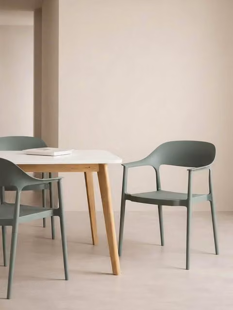 Sedia Brunel Kenay Home in polipropilene impilabile con braccioli, verde e beige, finitura opaca