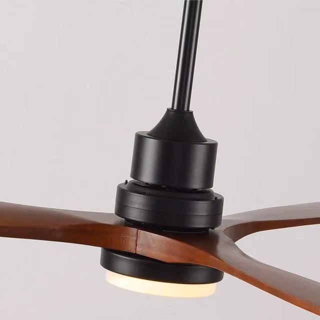 Ventilatore da soffitto Outsunny Minimal da 60 pollici con 3 pale in legno massello, motore DC reversibile silenzioso, 6 velocità, telecomando con memoria e luce 3CCT, disponibile in marrone o nero