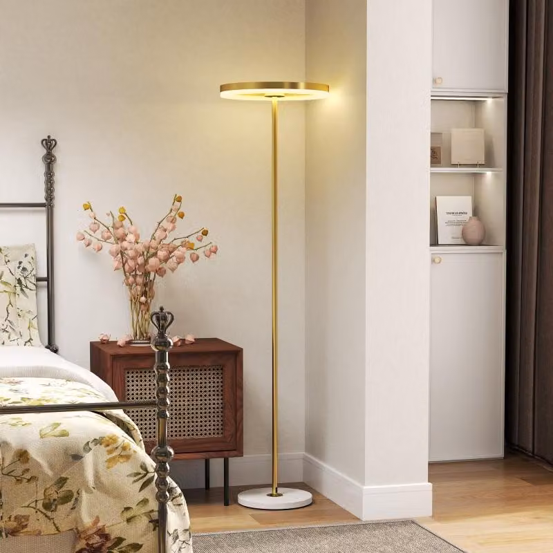 Lampada da terra LED Moonbite, dimmerabile, altezza 157,5 cm, con interruttore a pedale, lampada da terra con 3 livelli di luminosità, paralume a forma di anello in acrilico, metallo, color oro