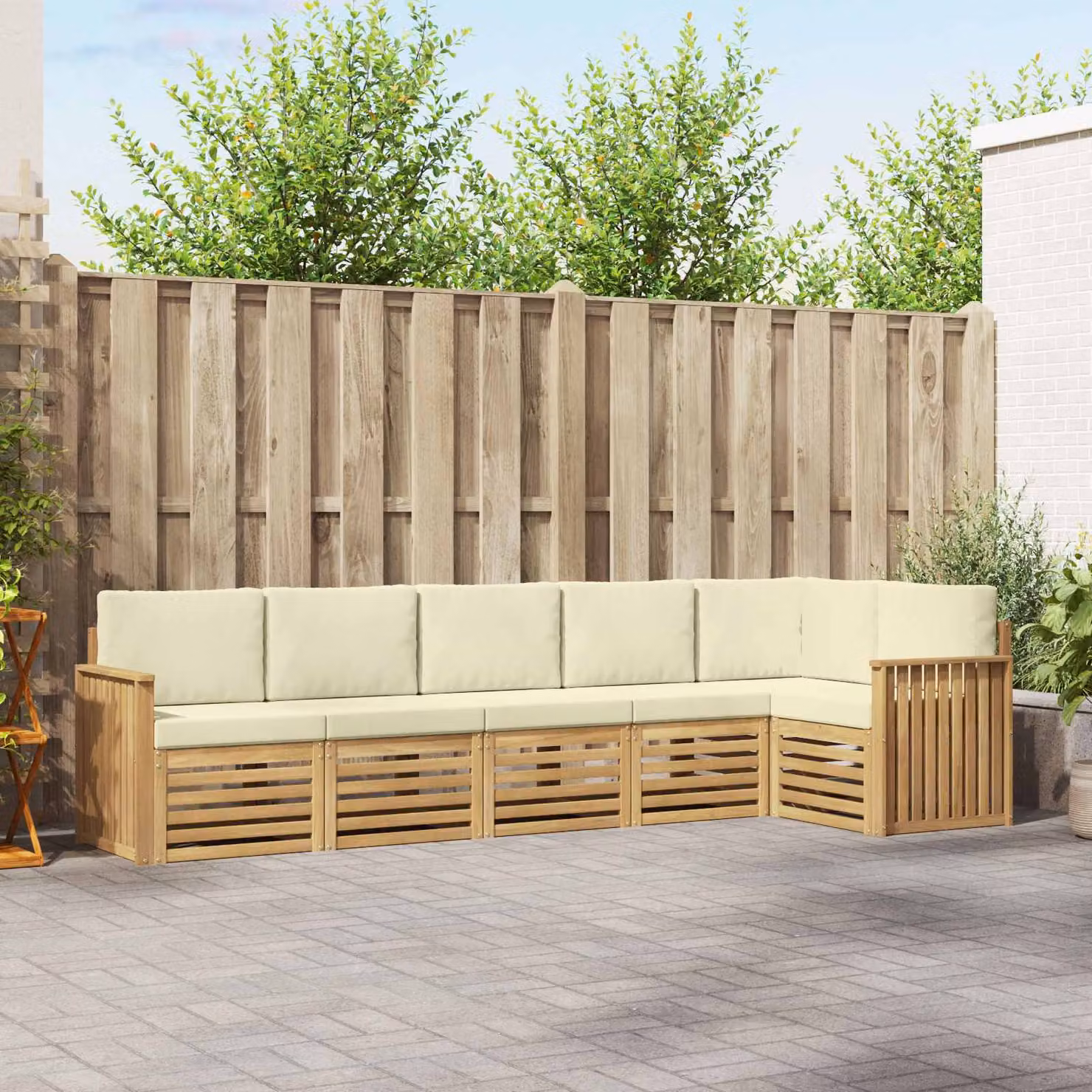 vidaXL Set di divani da esterno a L composto da 6 pezzi in legno di acacia con cuscini bianchi e beige