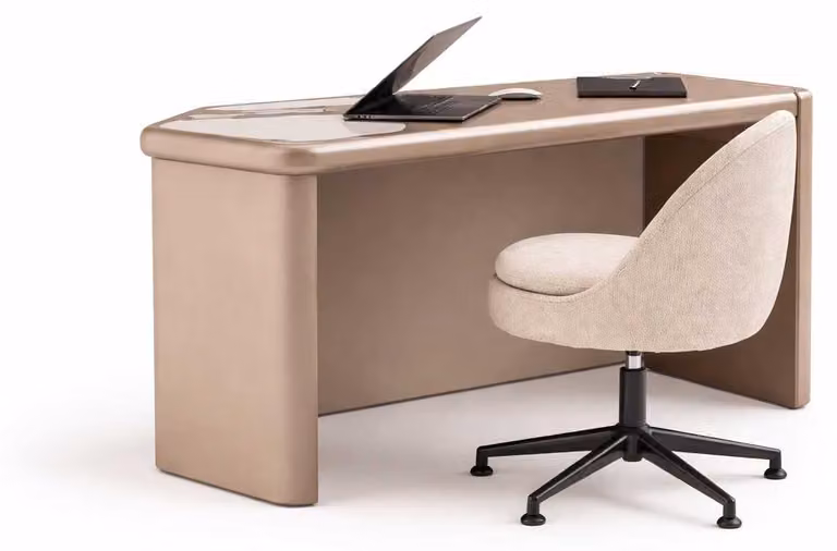 Set composto da scrivania di design e comoda sedia per l'ufficio a casa