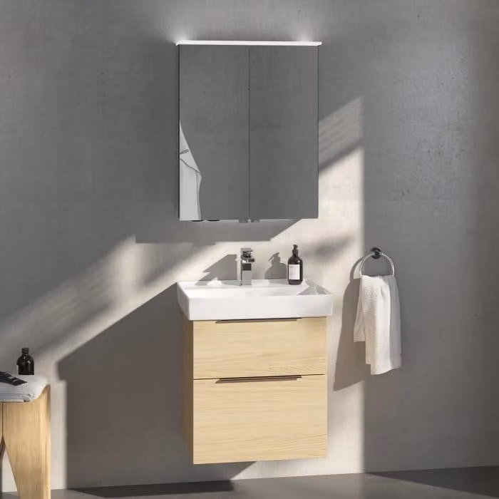 Mobile lavabo Villeroy & Boch Taro con cassetto e pensile a specchio con illuminazione LED, 60 cm