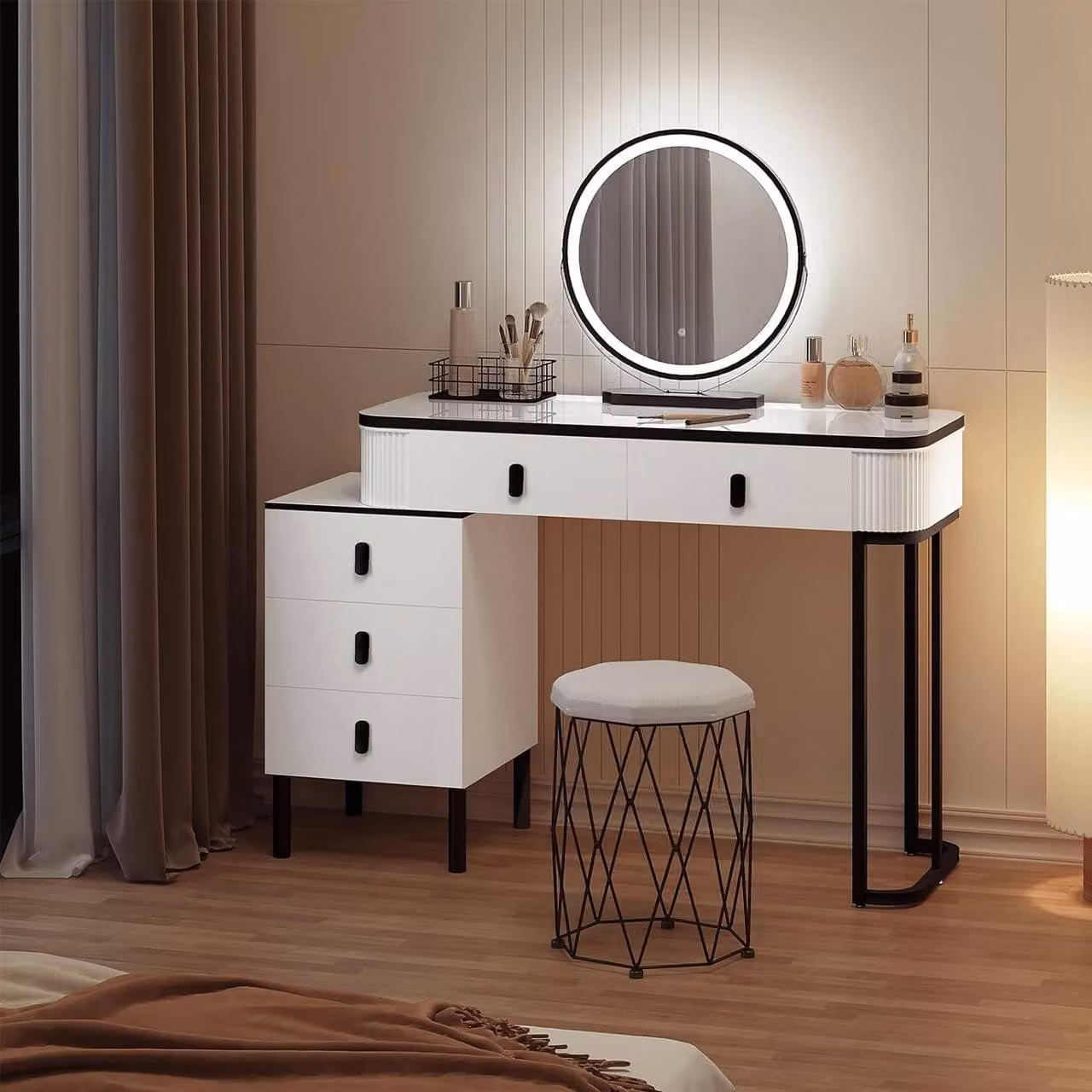 Comò da trucco con poggiapiedi in velluto, specchio a LED e mobiletto laterale | Bianco e nero