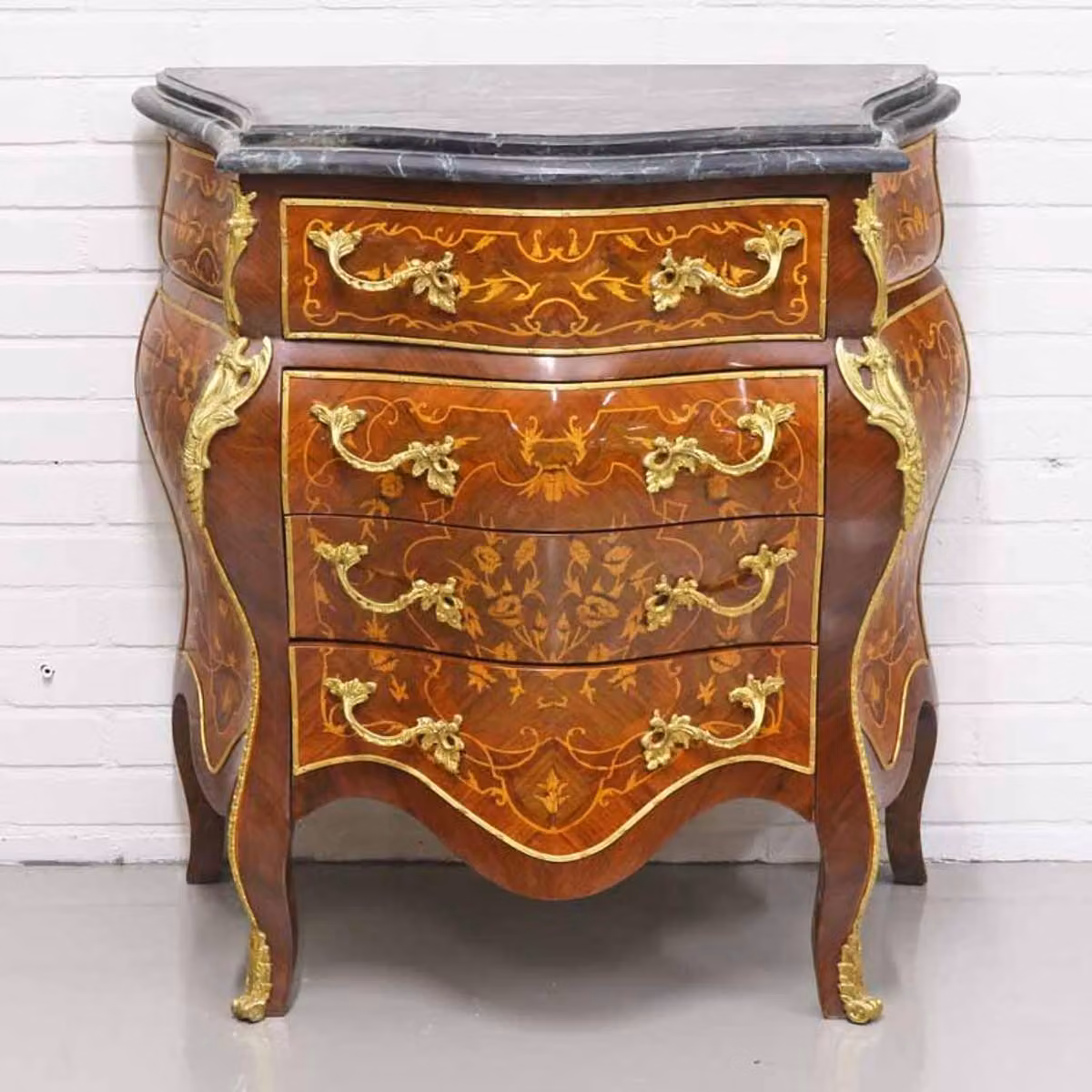 Comò Casa Padrino in stile barocco, con 4 cassetti e piano in marmo, color marrone/oro/nero, dimensioni 80 x 45 x altezza 85 cm