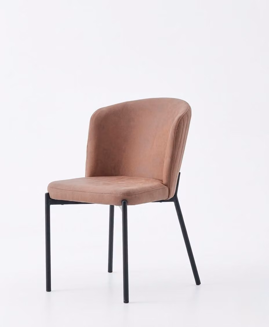 Sedia marrone, comoda, imbottita, con struttura in metallo e dettagli neri, dal design moderno