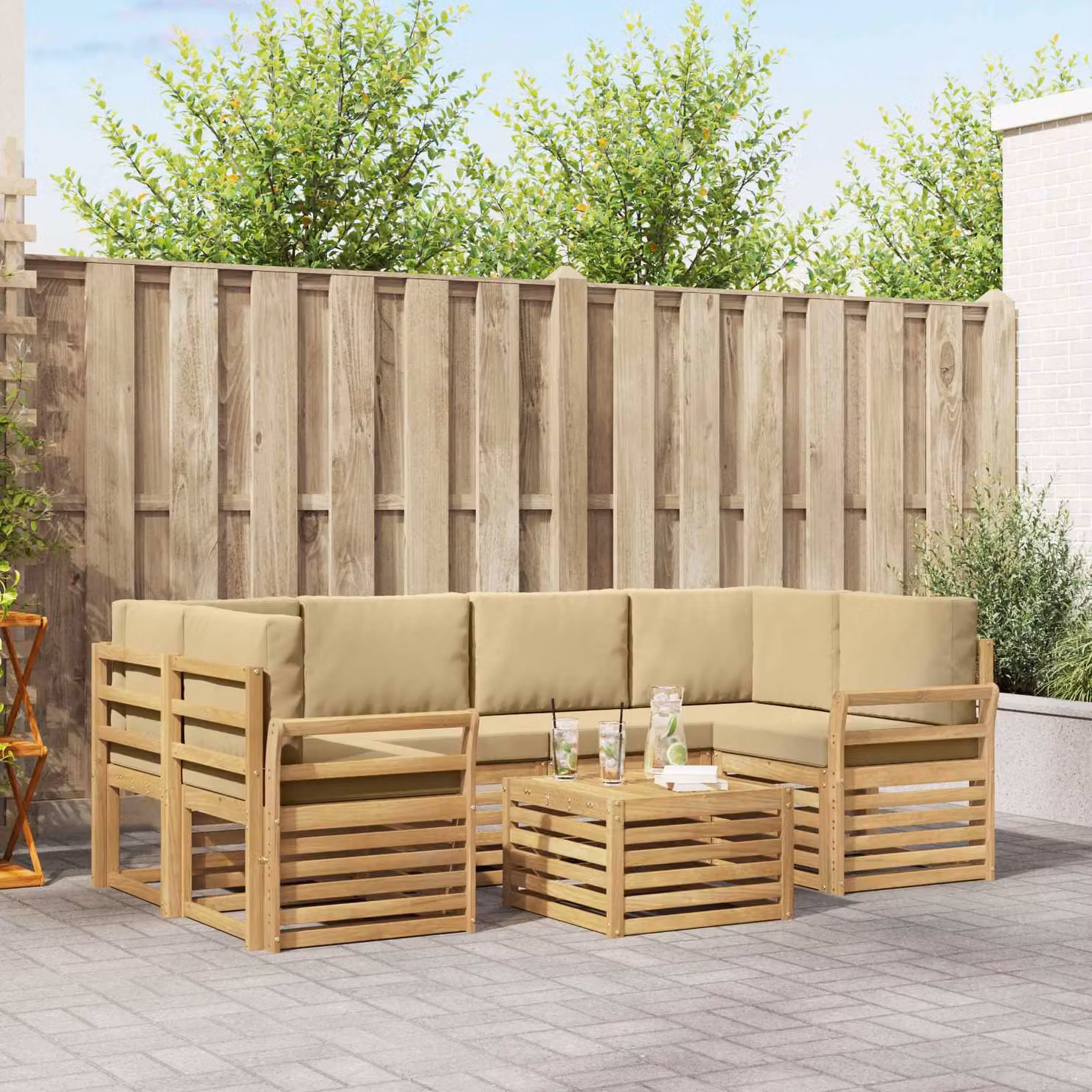 Set di divani da esterno vidaXL 7 pz in legno di acacia con cuscini bianchi e beige