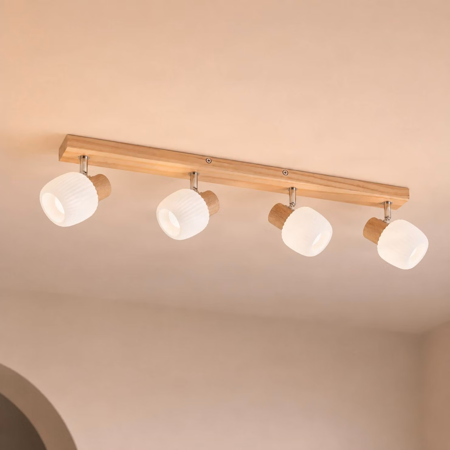 Faretto da soffitto Lindby Darla, a 4 luci, bianco/colore legno Darla Lindby, dimmerabile, Legno chiaro, Corridoio, Legno, Faretto
