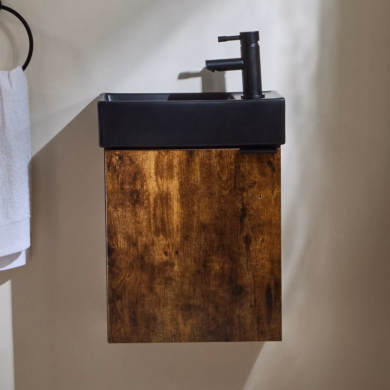 Mobile Bagno Rovere Scuro Sospeso da 400mm con Lavabo Nero e Maniglia Moderna Nera con Impugnatura a Dito - Cluo