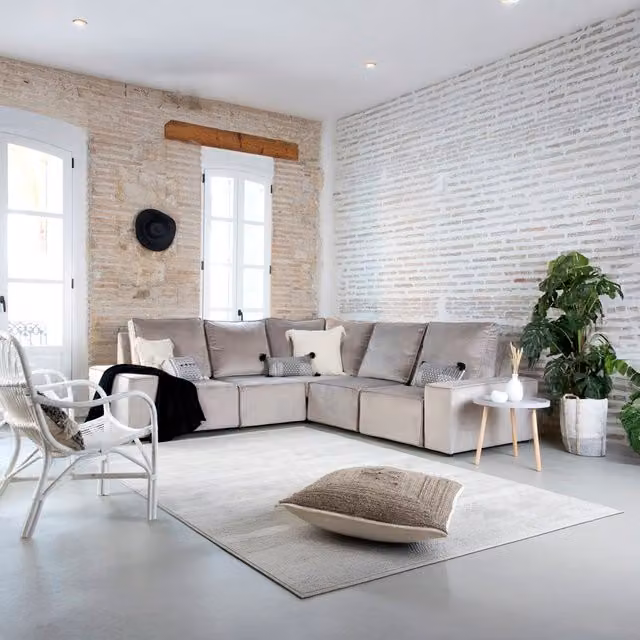 Divano angolare modulare Delta Banak in tessuto beige con struttura in legno massello e cuscini inclusi