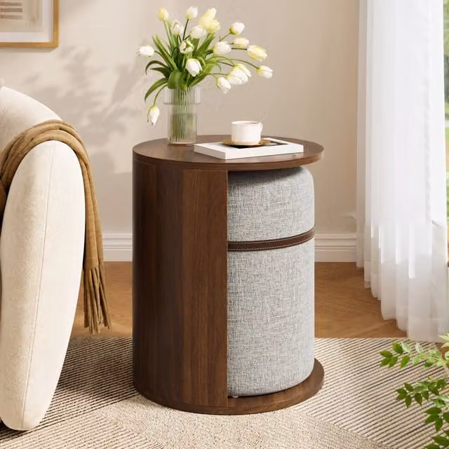 Tavolino da divano rotondo salvaspazio con pouf imbottito integrato in MDF e pino color noce 38 × 38 × 47.5 cm