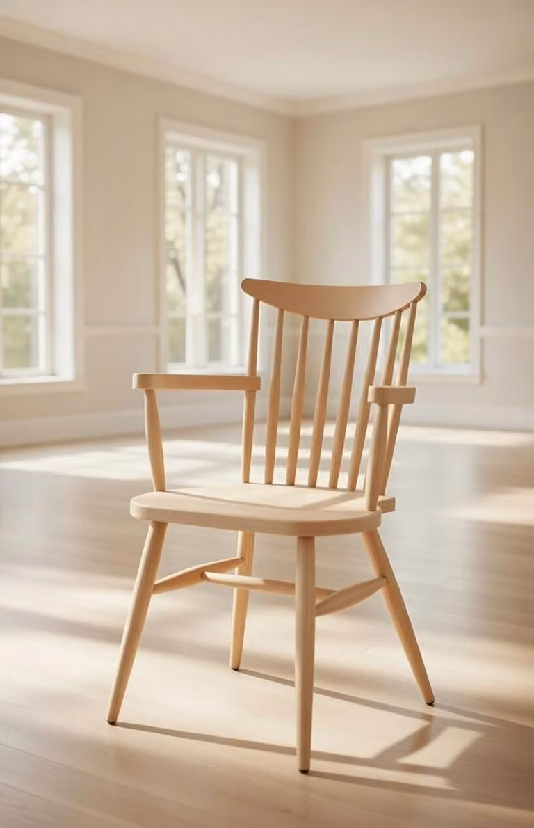 Poltrona elegante con braccioli, color beige, in legno, dal design moderno