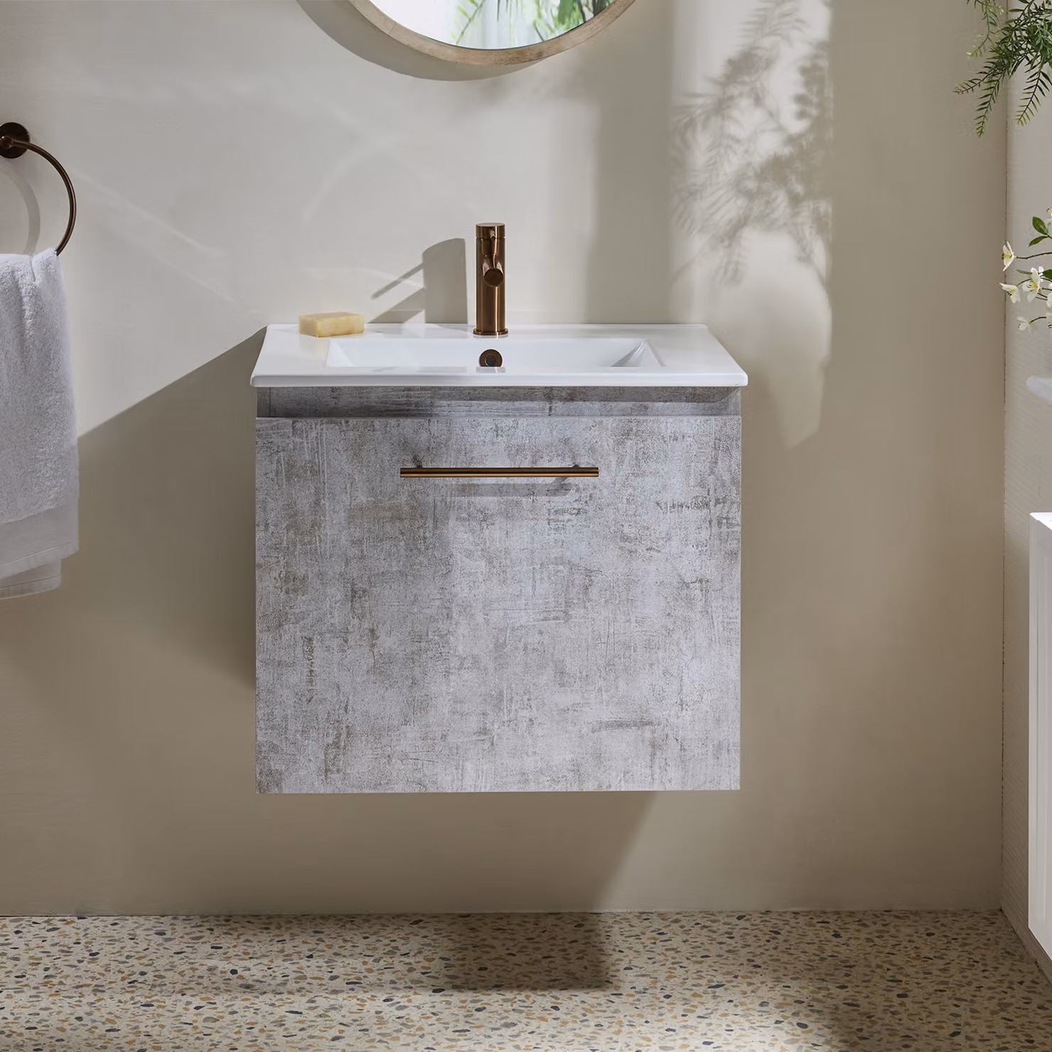 Mobile Bagno Grigio Cemento Sospeso da 600mm con Lavabo e Maniglia con Barra a T in Rame Satinato - Cluo