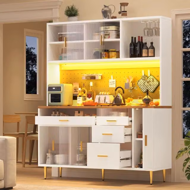 Credenza alta WISHDOR bianca con ante scorrevoli in vetro, illuminazione integrata e ripiani interni, L: 171 cm, H: 145 cm, P: 39 cm