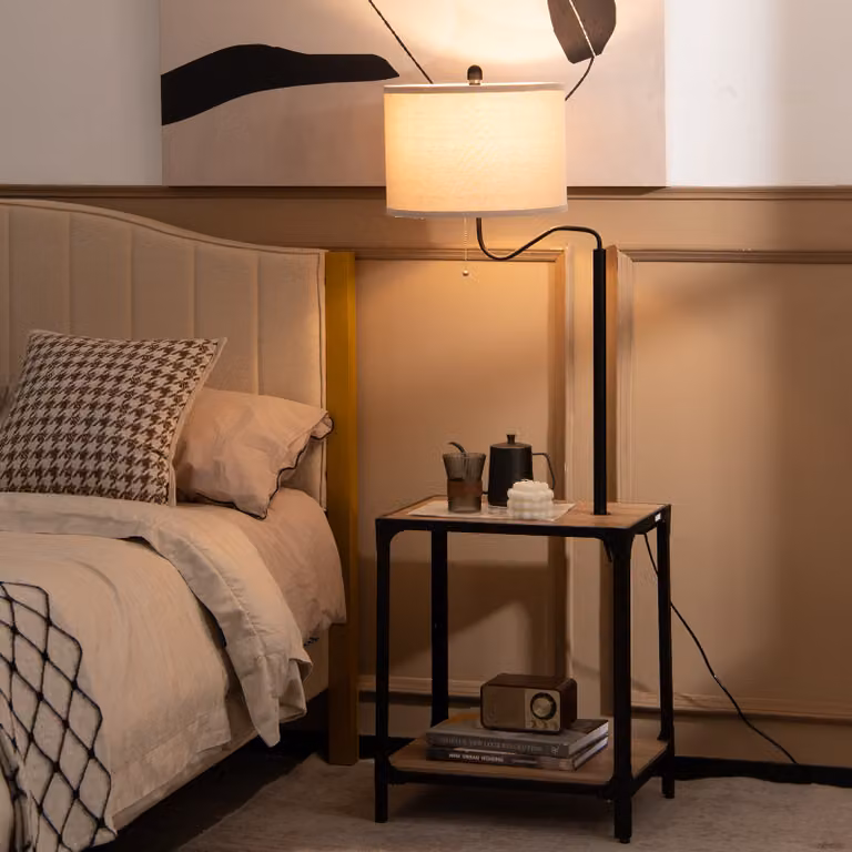 COSTWAY lampada da comodino ruotabile a 360°, lampada da terra con tavolino e USB, comodino con lampada E27, lampada da terra per soggiorno, camera da letto