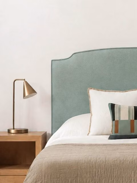 Testiera imbottita curva Kenay Home colore verde menta per letto 160 cm