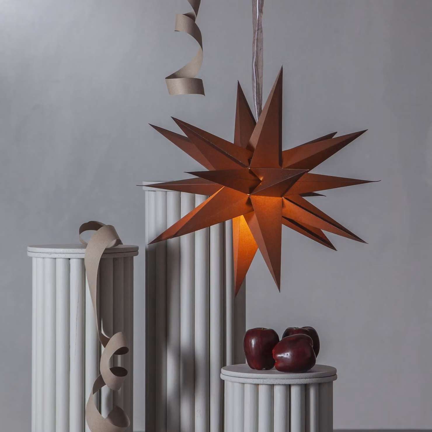 Stella di carta DECEMBER - Stella 3D con nastro decorativo - da appendere - a 18 punte - D: 55 cm - marrone