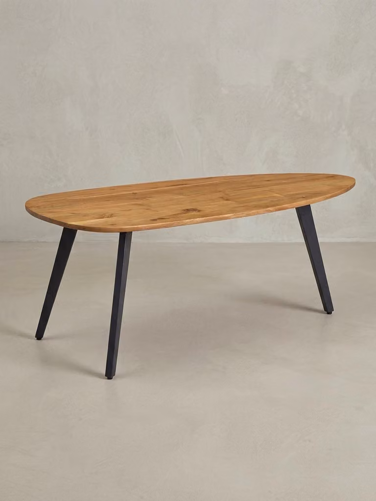 Tavolino in legno massello di acacia, forma moderna a fagiolo, robuste gambe in metallo. 110x60x45 cm | Kadima Design
