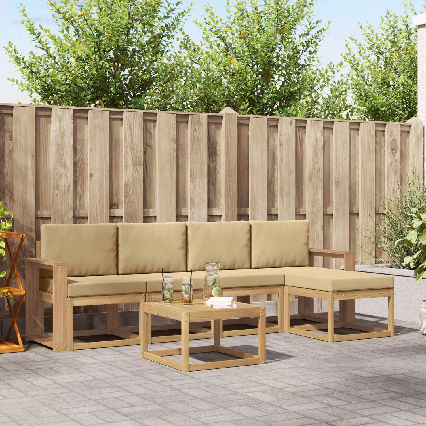 Set di mobili da giardino vidaXL composto da 6 pezzi in legno di acacia con divano a L, pouf e tavolino da caffè, colore bianco e beige